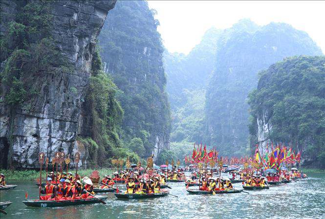 Hàng nghìn du khách nô nức trẩy hội Tràng An